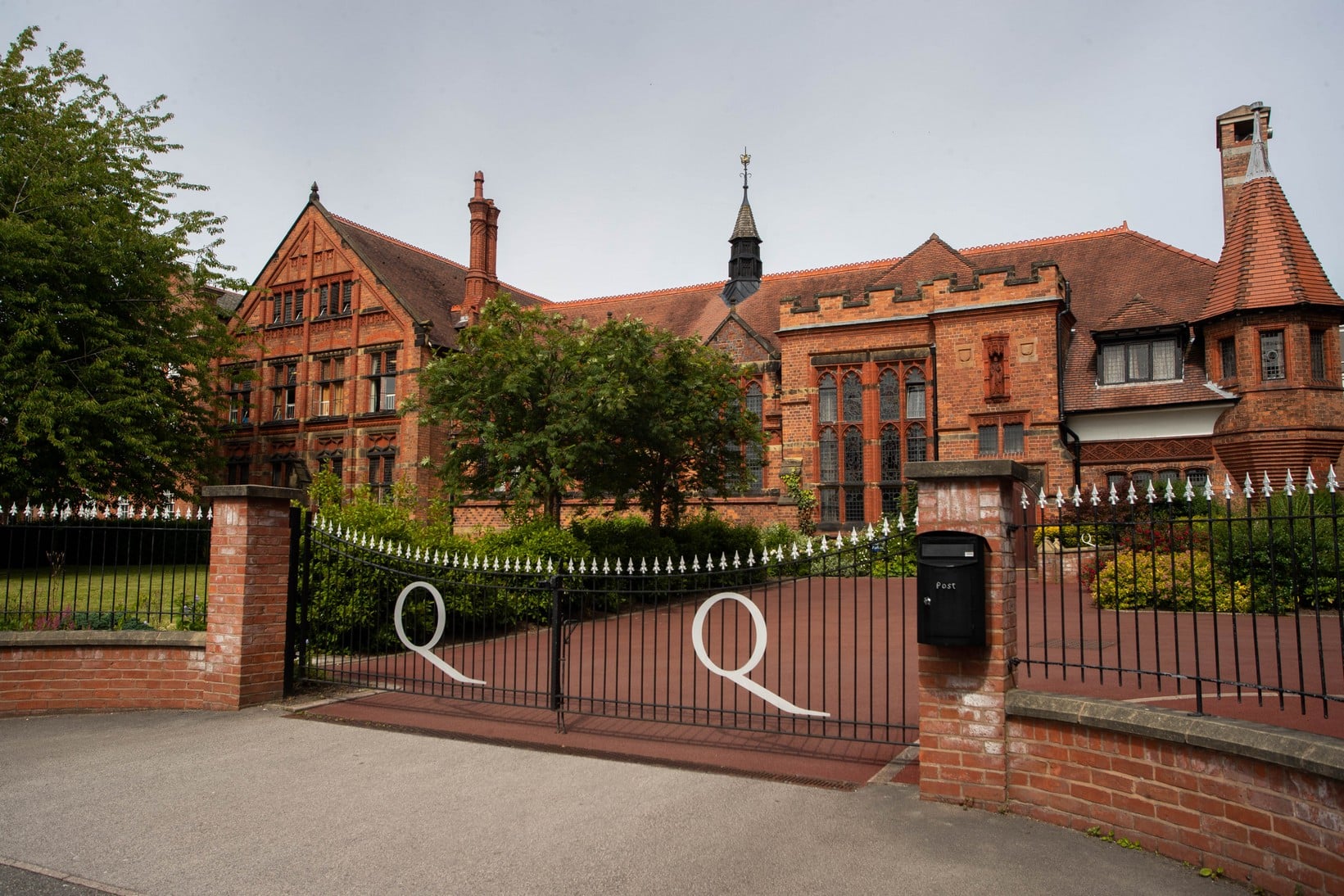 The Queen's School — Classrooms