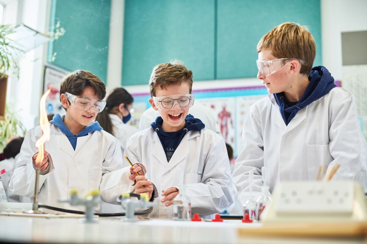 ICS London International School logo