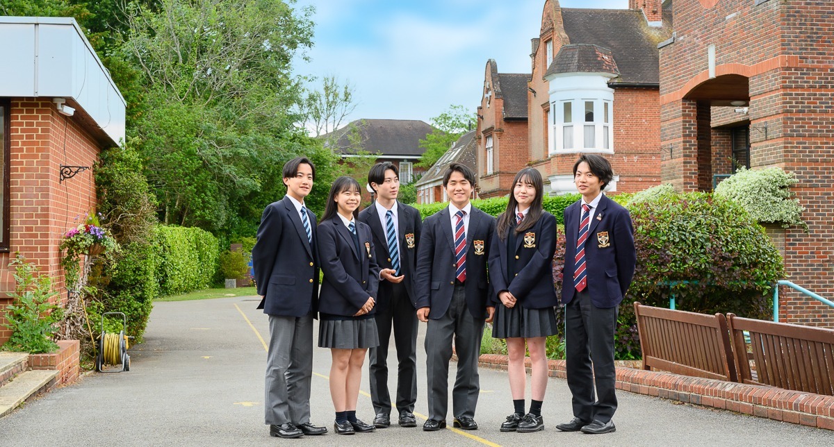Rikkyo School in England logo
